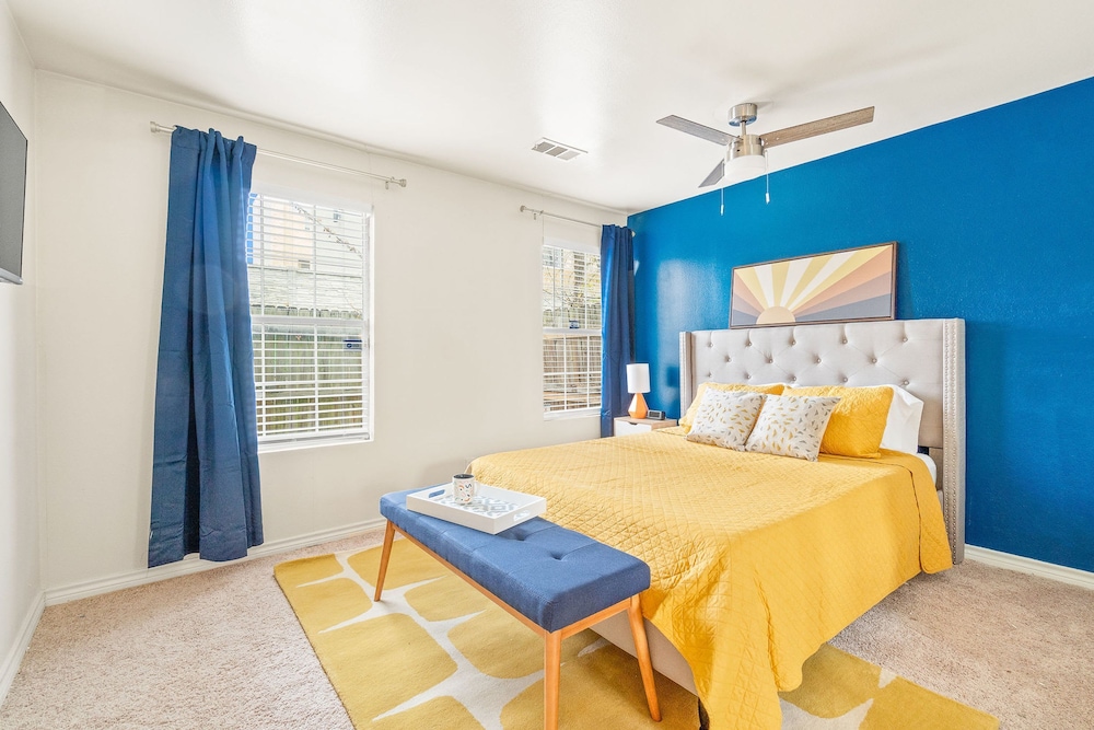 Dallas Retro House King Bed Backyard