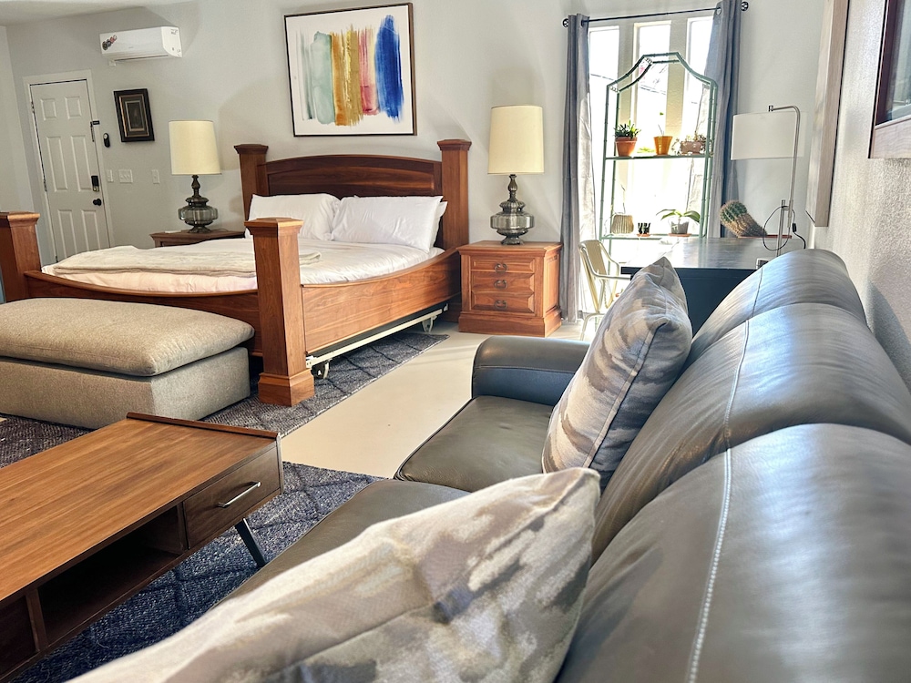 Modern Studio Retreat Stylish Spacious MR