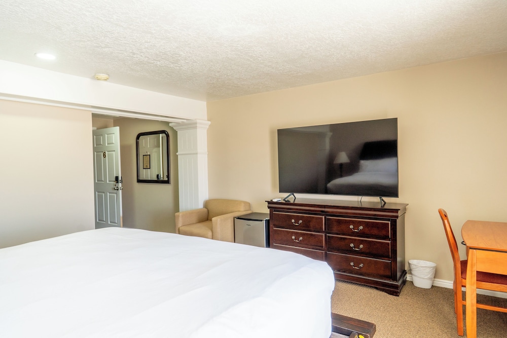 Road Creek Inn