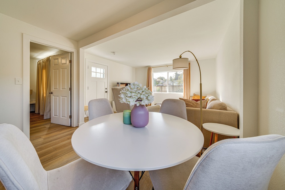 8 Mi to Downtown Seattle: Charming Home w/ Patio