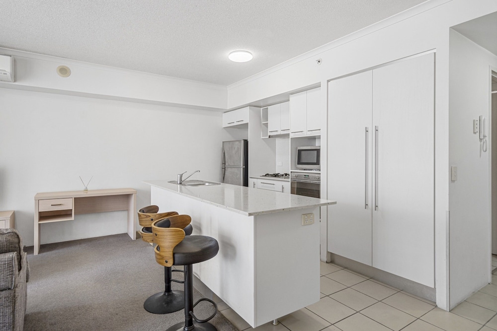 Stylish Brisbane Stay With Pool and Gym Access