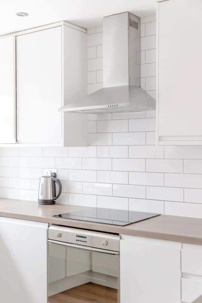 Bright 2BD Flat With Balcony - Tower Hill