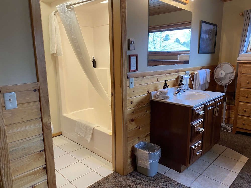 Gunflint Lodge & Outfitters