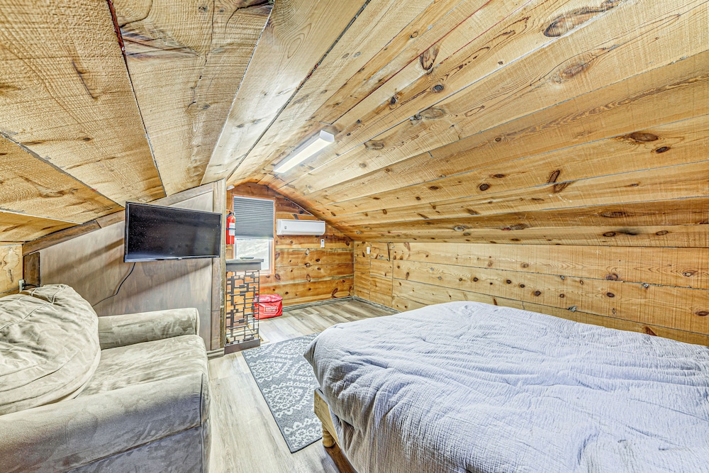 < 1 Mi to Grindstone Lake: Cabin w/ Large Yard!