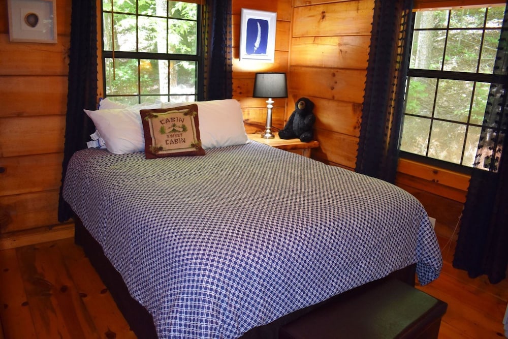 Cheery Dog Cabin view 2