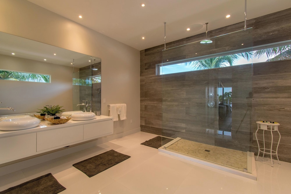 Luxurious Beach Retreat w/ Heated Pool&basketball
