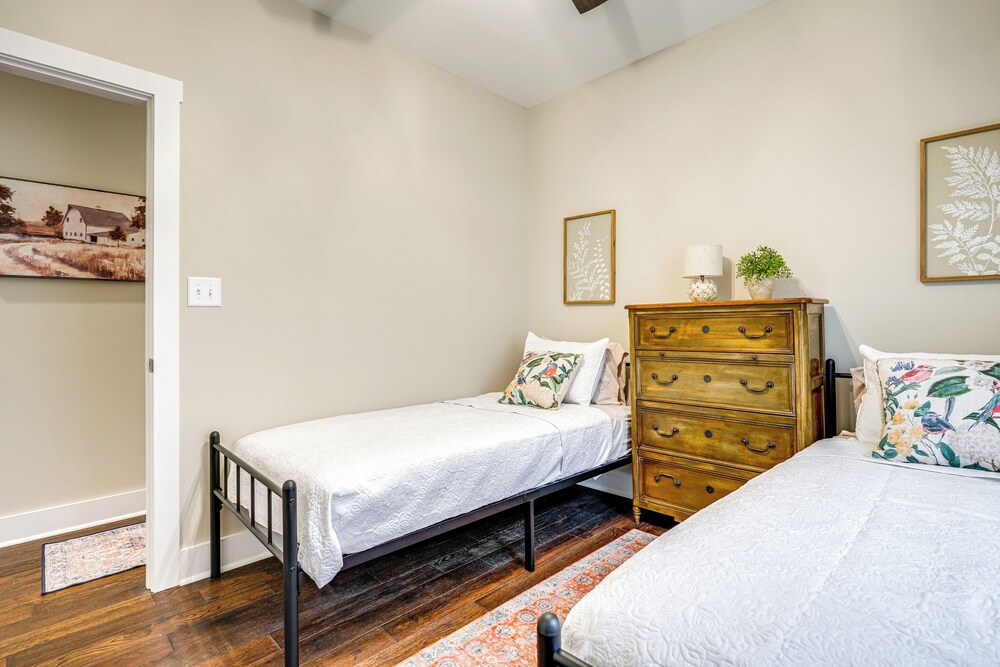 Near Parks & Lakes: Family-friendly Cleveland Home