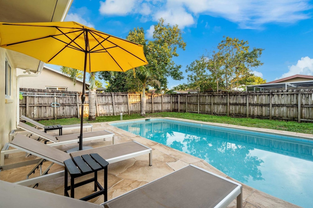 4BR With Private Pool and Game Room - Prime Location
