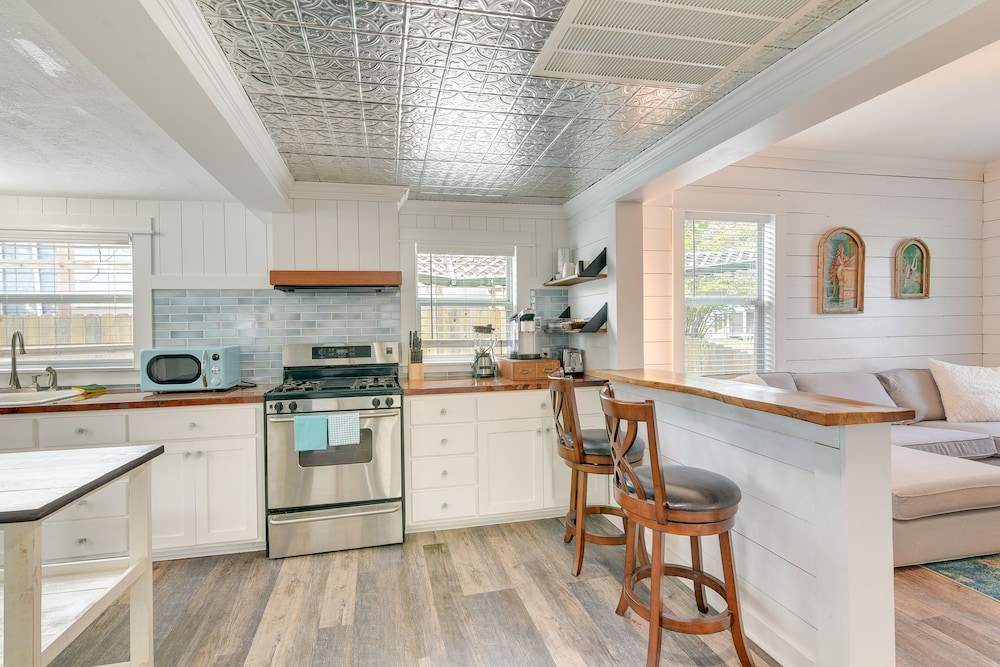 Galveston Vacation Rental: Deck & Central Location