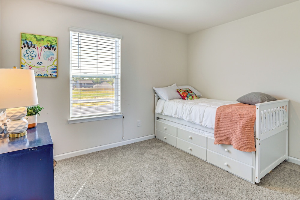 Pool Access, 2 Mi to Main St: Fountain Inn Home!