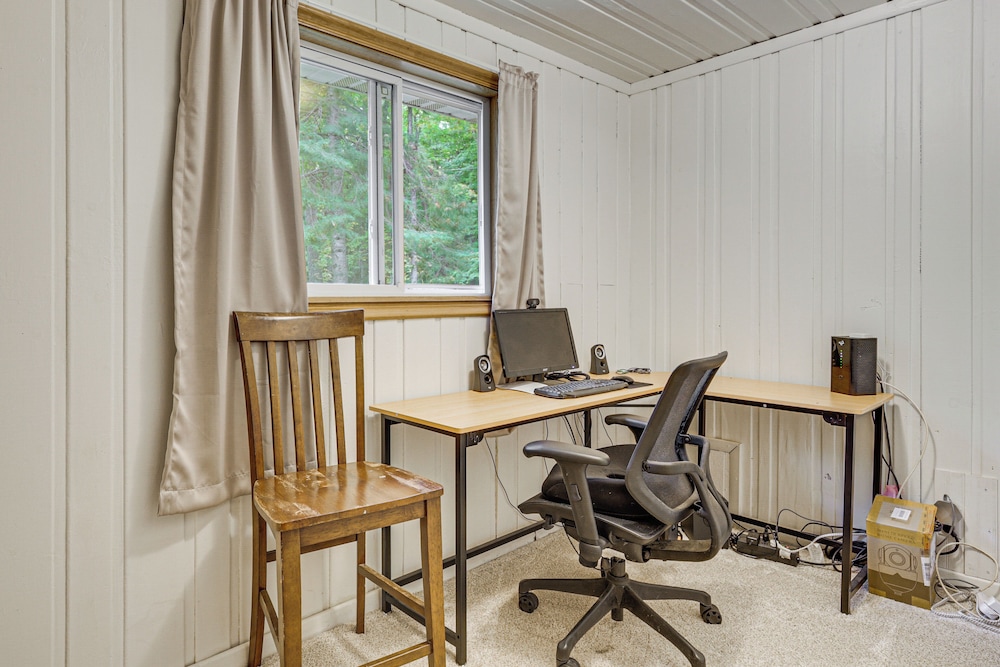 4 Mi to Lake: Secluded Northwoods Getaway