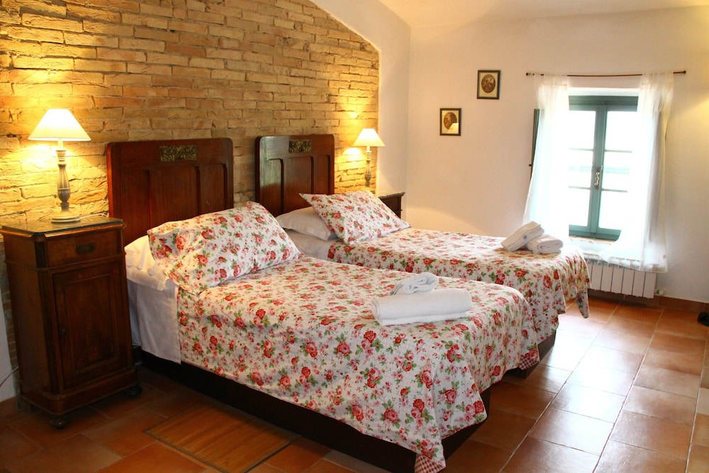 Apartment in Guasticce With Shared Pool