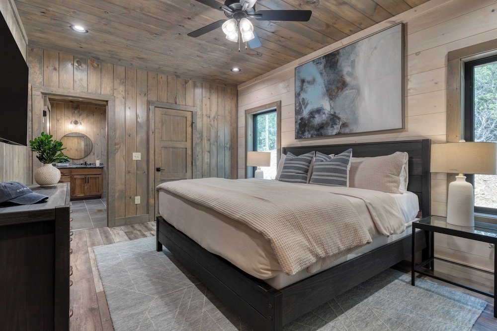 Luxe Cabin w/ Hot Tub, Views & Game Room Sleeps 10 Do Good Holler by Avantstay