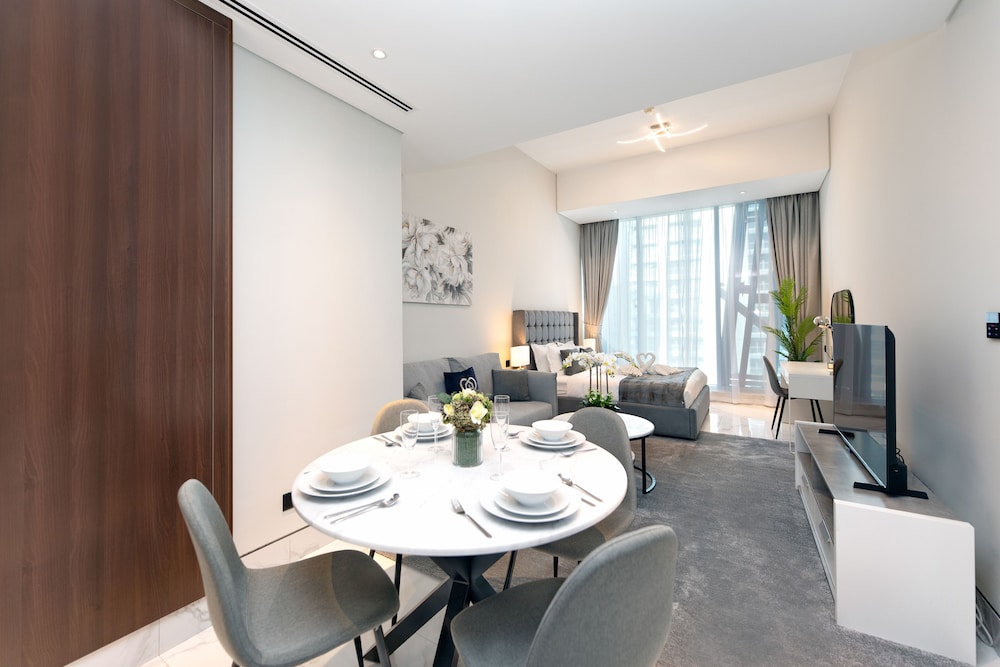 SIMPLY COMFORT Urban Chic Suites in J One Tower City & Canal Views