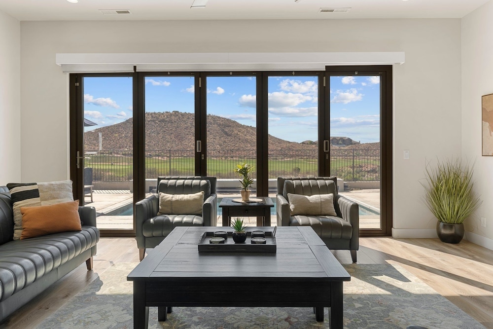 A Hole In One 15 Bedroom Home