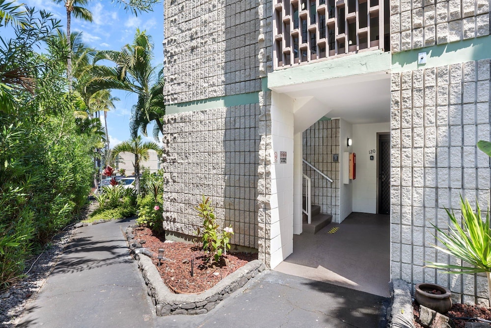 Oceanview Kona Condo - Pool, Lanai, Walk to Town - Vrkcv