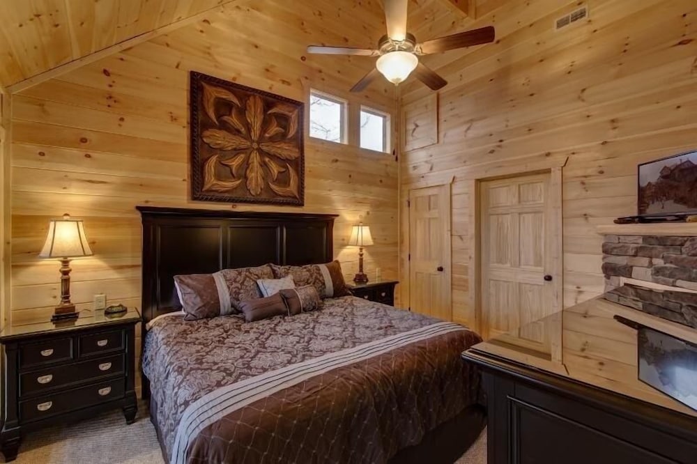 A Suitetastic View - 4 Bedrooms, 4 Baths, Sleeps 12 Home by RedAwning