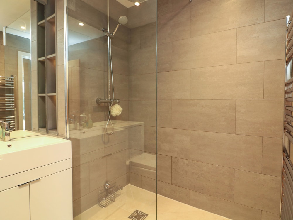 3 Hamstone Court