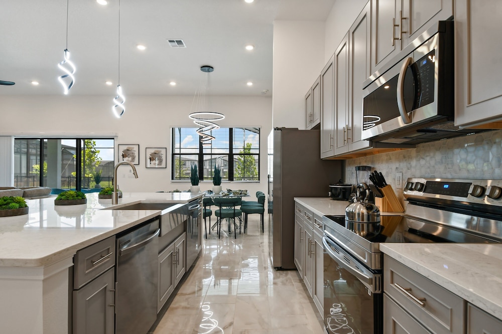 Luxurious 15br Villa With Lake View & Game/theater
