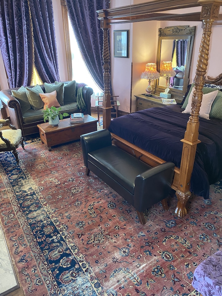 Vineyard Mansion & Carriage House Bed & Breakfast
