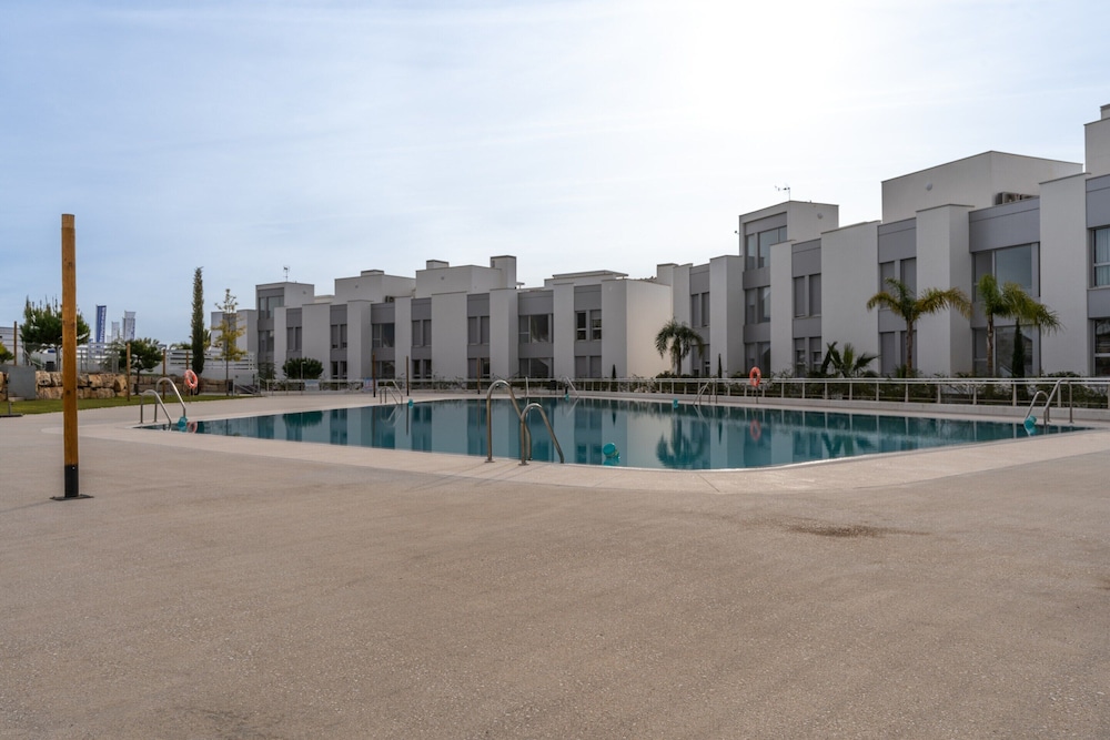 Nice Apartment With Shared Pool
