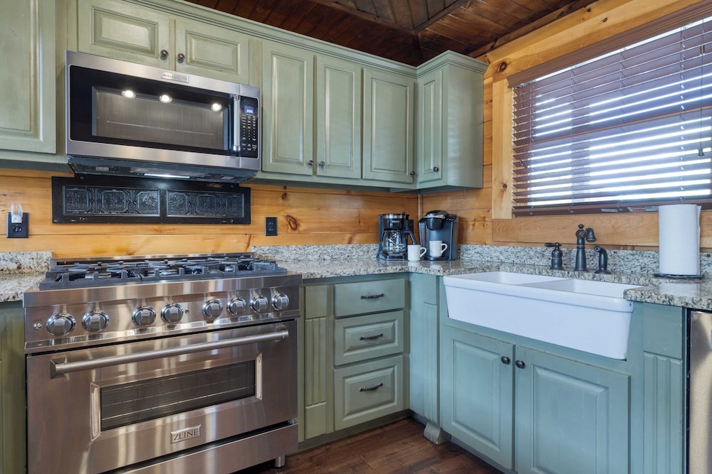Luxury Cabin Sleeps 19 Game Room, Hot Tub Dollywood Alpine Mountain Lodge