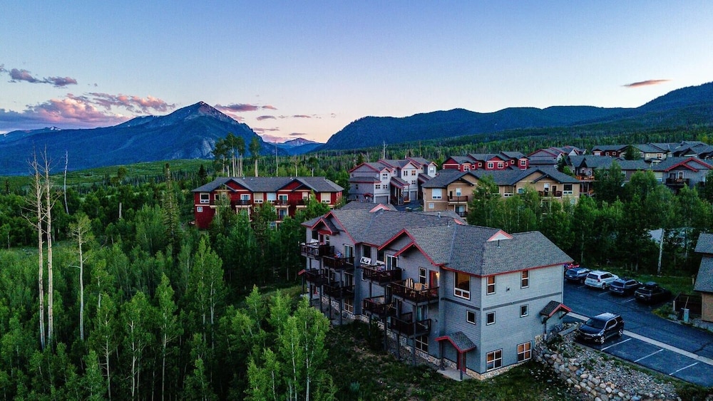97A Exceptional Views, 4 BR, Central Location by RedAwning view 4