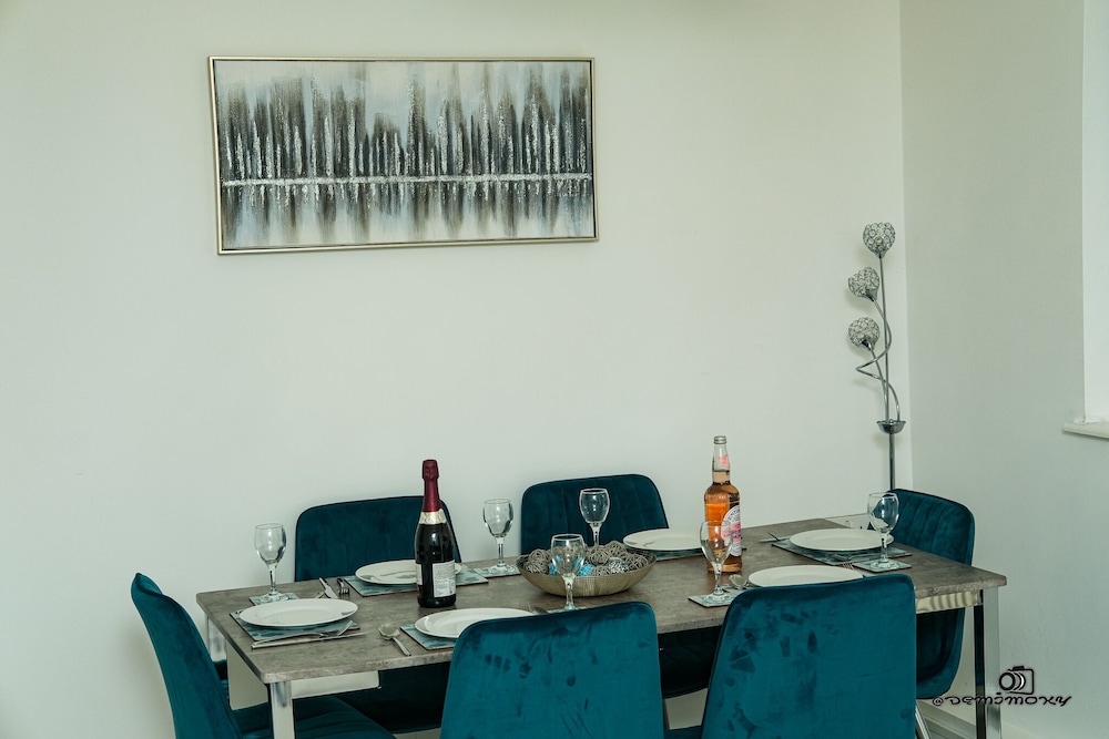 Walsall Vacations - Cosy Home With Private Parking - Property Image 10