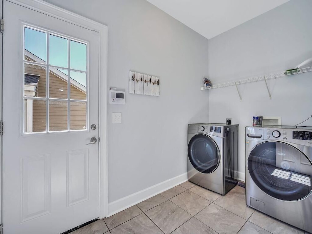 Coastal Quarters in Bluffton - Dog Friendly! Bluffton Park Lowcountry Charmer