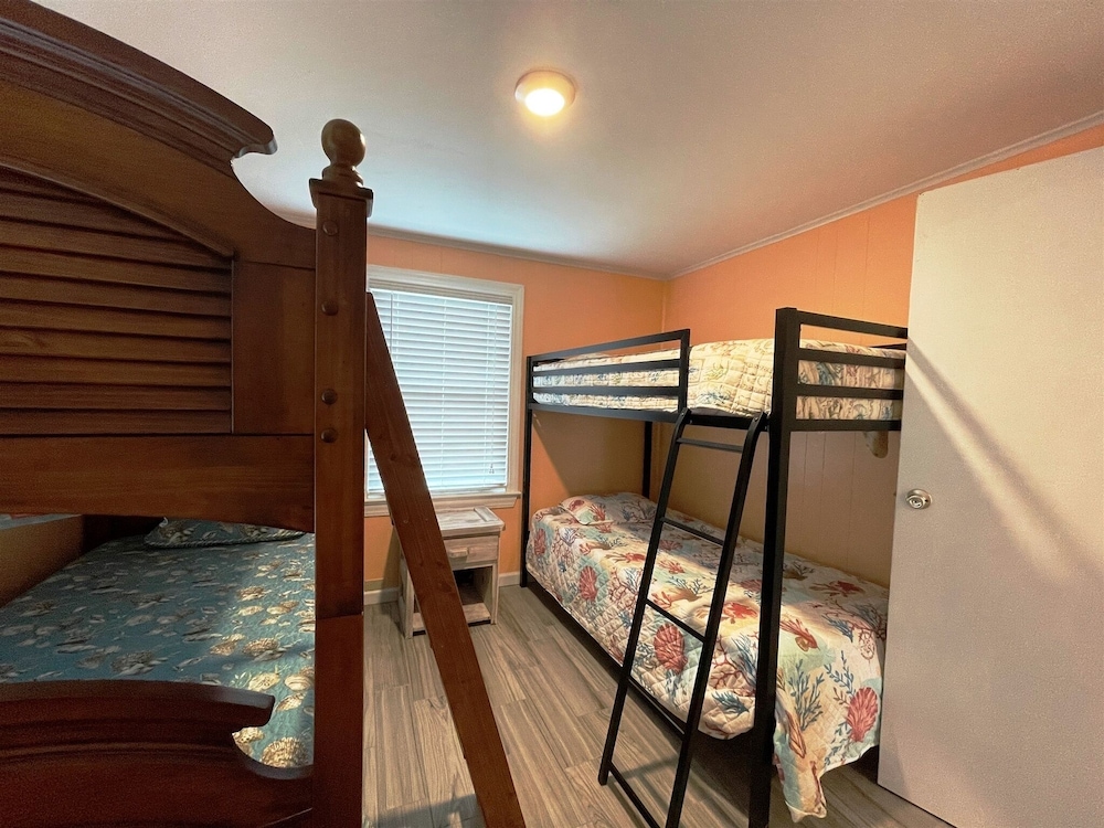 Freaky Tiki 3 Bedroom Cottage by RedAwning