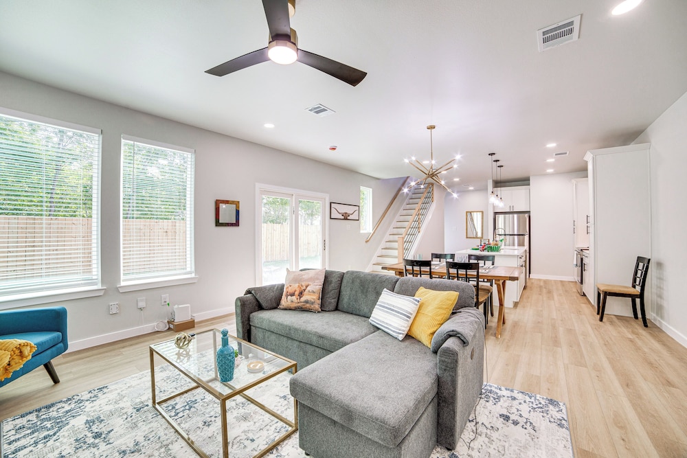 3 Mi to Dtwn Dallas: Pet-friendly Retreat w/ Yard