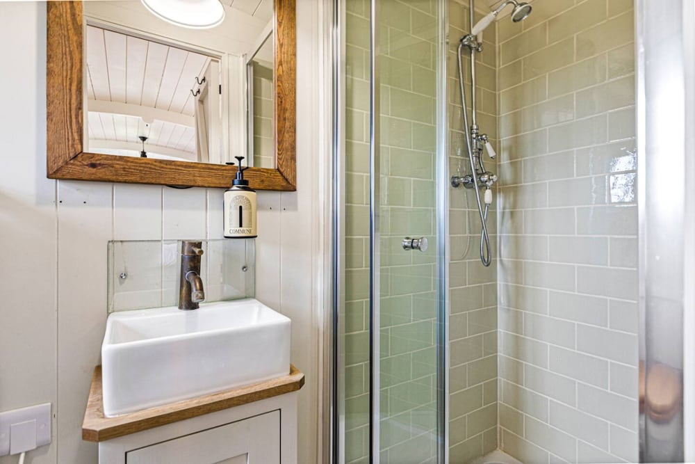 Quercus Redwood - Sleeps 4 - From 375 Per Night