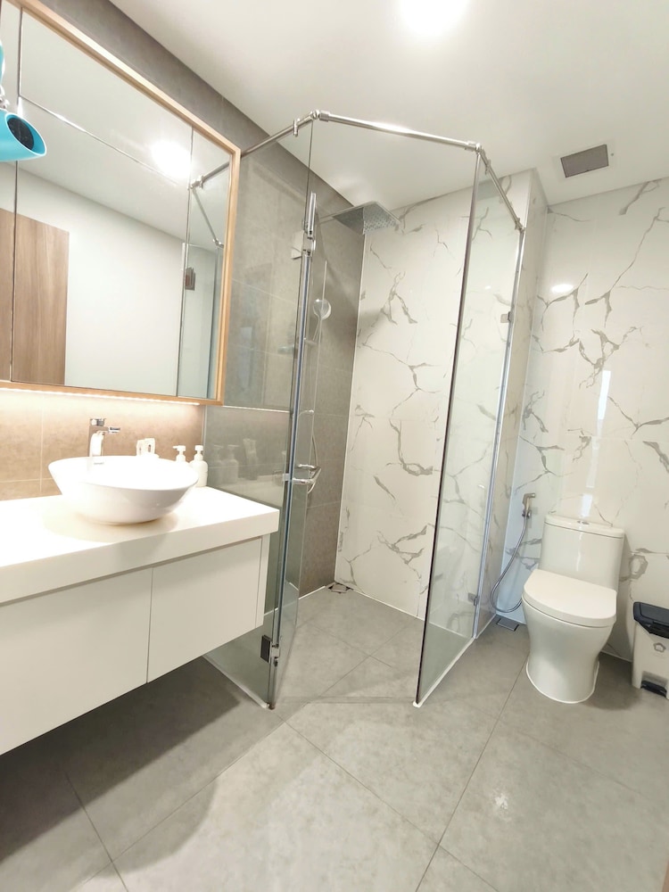 Skyway White & Silver Riverside Resident - Binh Thanh, HCM