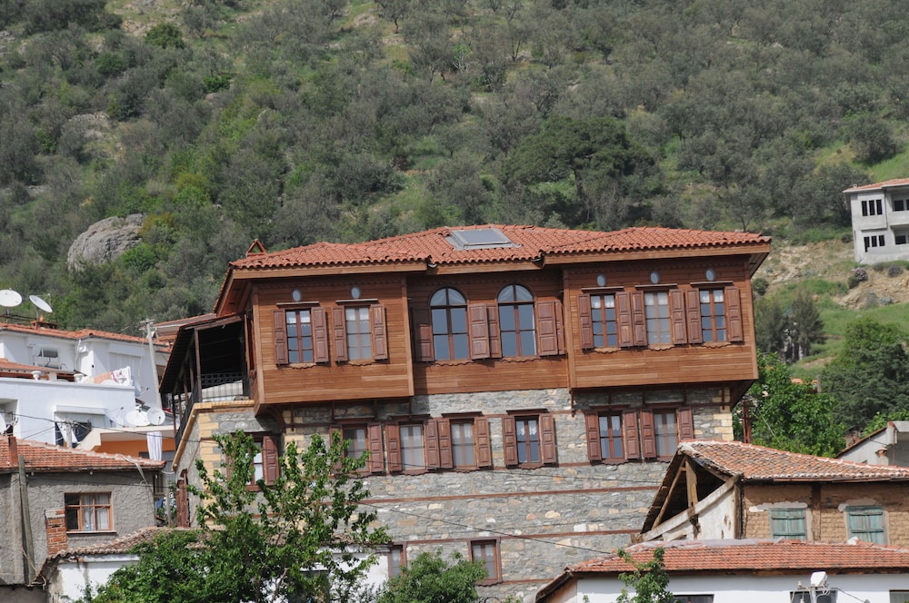 Altin Cesmeli Konak