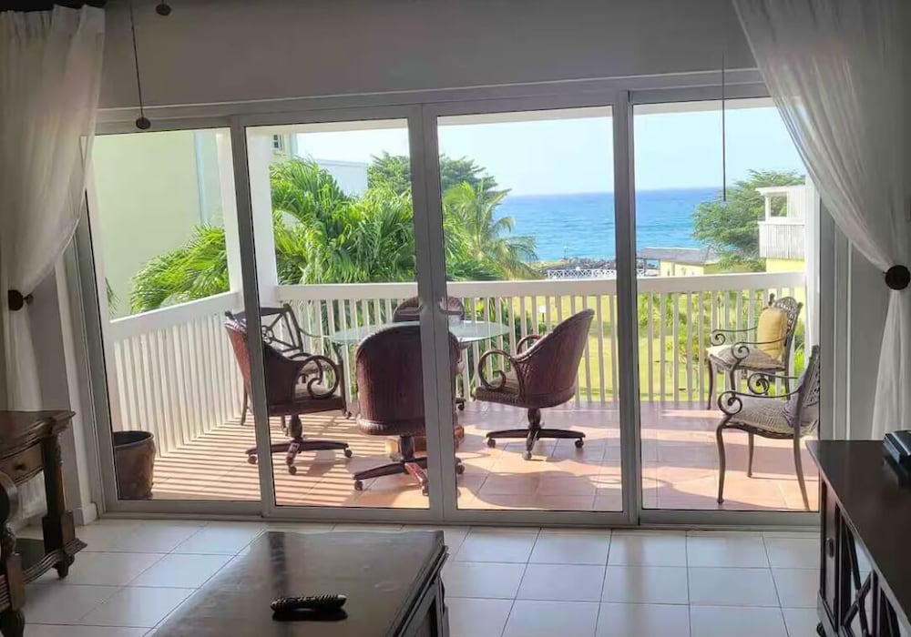3 Bedroom Beachfront Cozy House