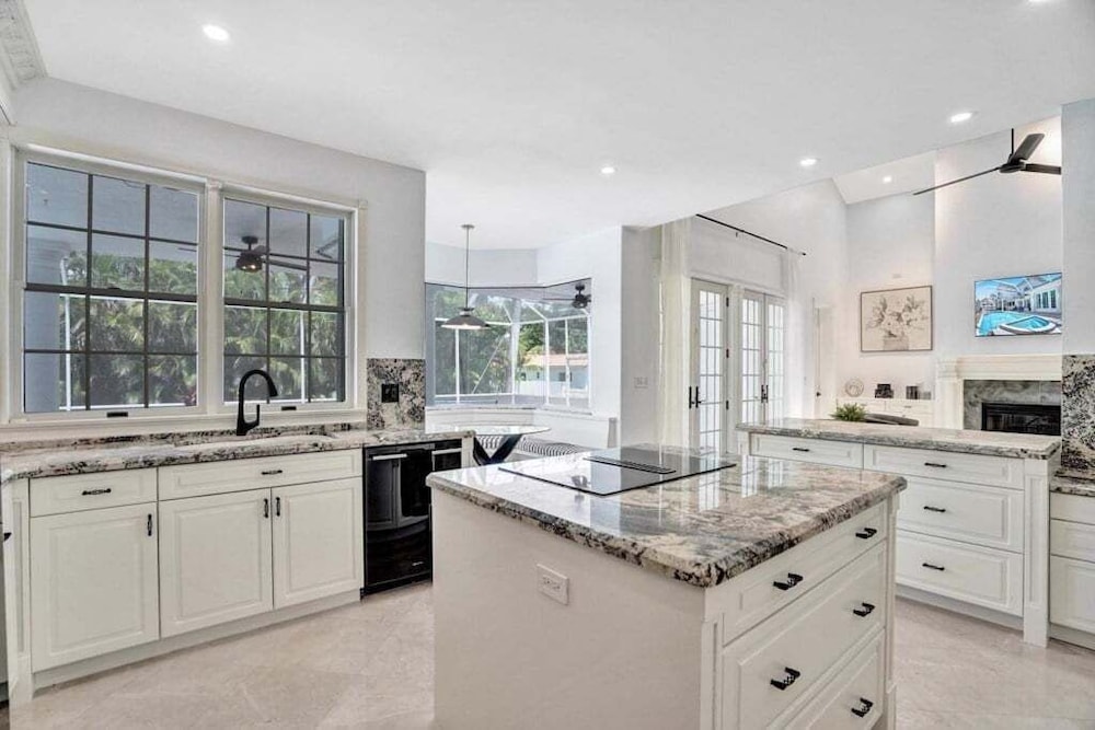 6br Elegant Hollywood Lakes Mansion W/ Pool & Spa 6 Bedroom Home