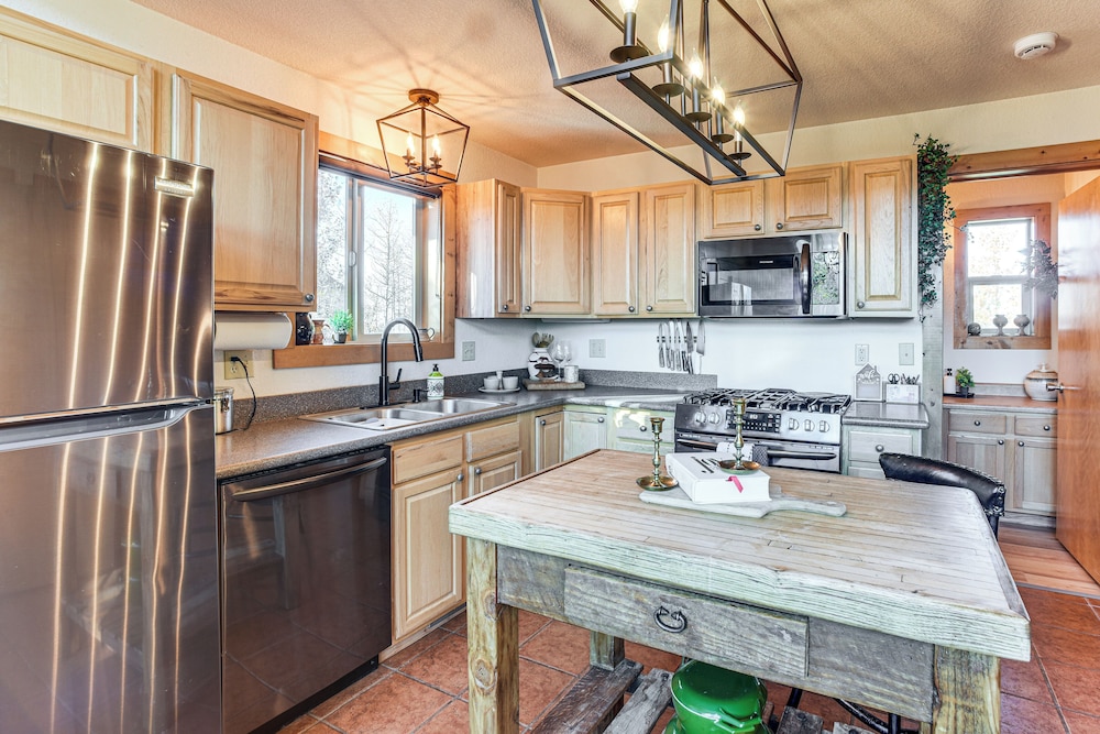 Hot Tub & Peak Views: Cripple Creek Cabin