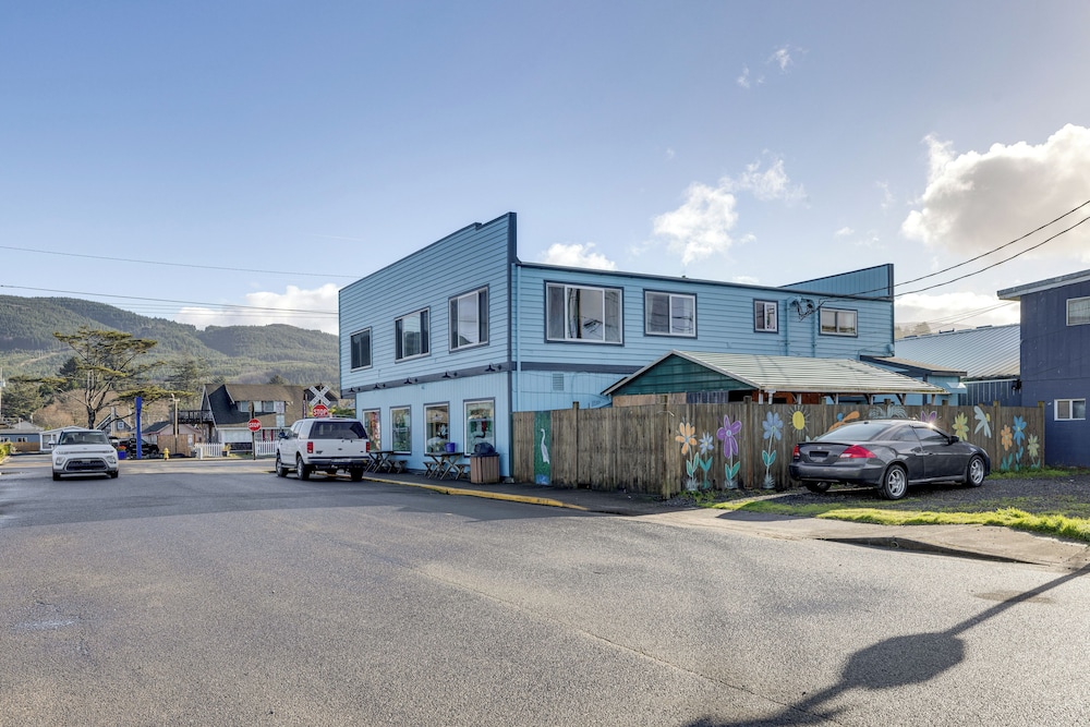 Quaint Rockaway Beach Gem: Walk to Shore!