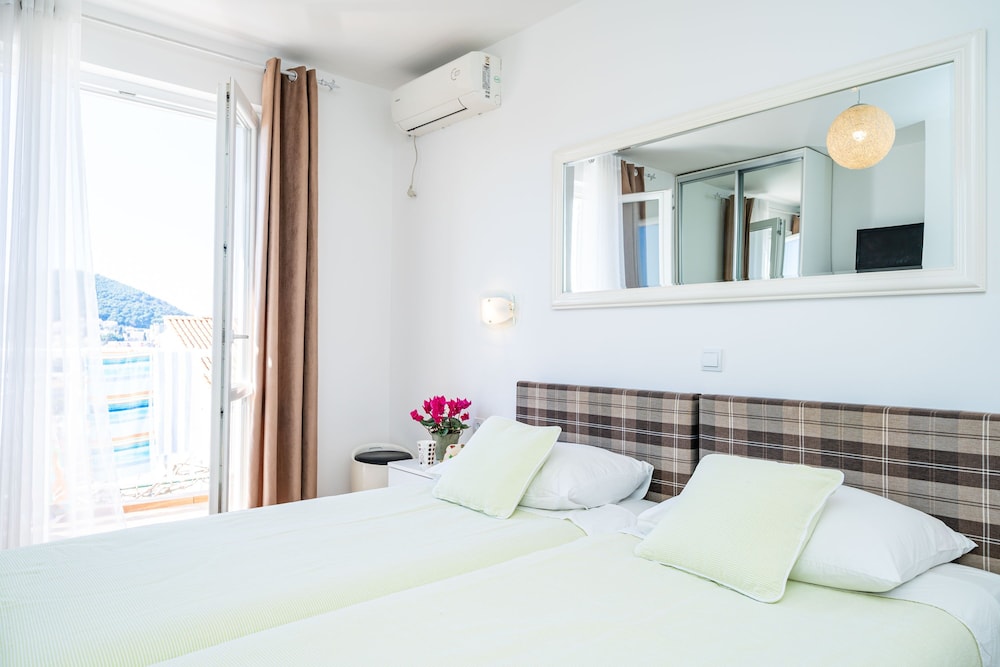 Jele Rooms