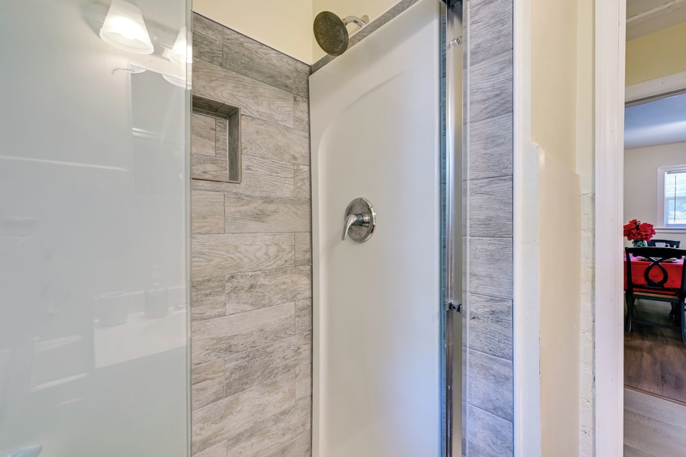 5 Mi to Uptown: Charlotte Hideaway w/ Yard