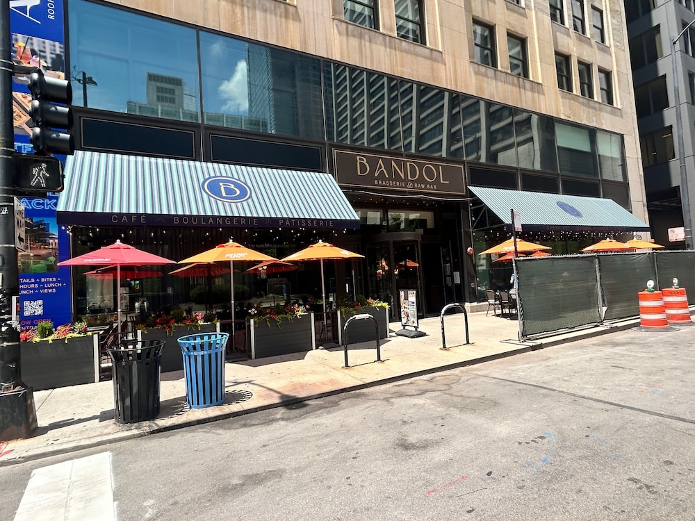 Downtown Charm 2BR Comfort Great Amenities