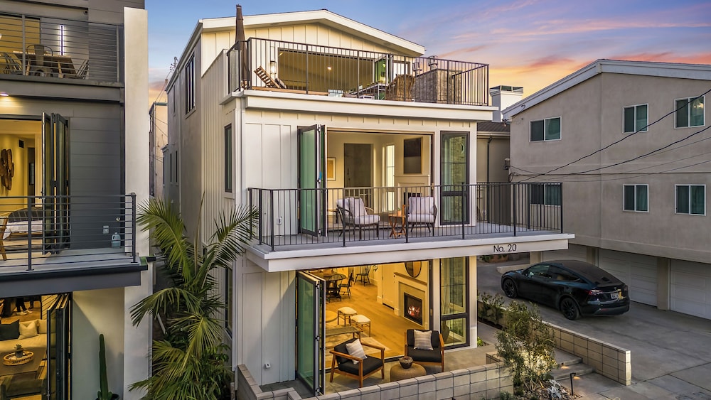 Beach Paradise Stunning 3-story in Long Beach!
