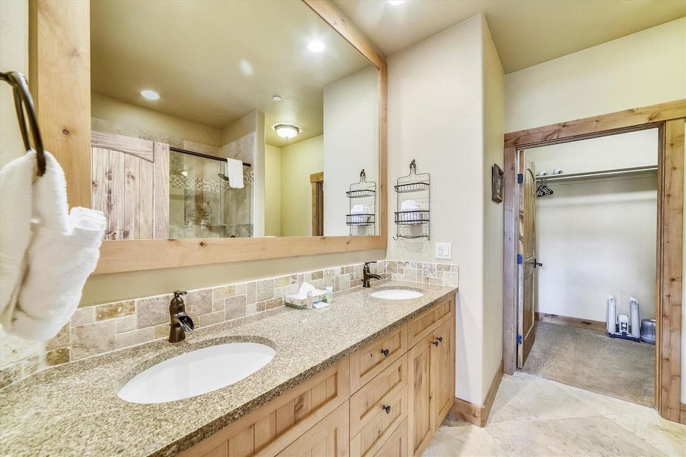 S Off Main #4 2 Bedroom Condo by RedAwning