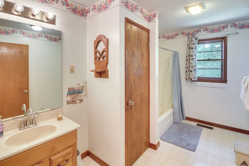 Family Home w/ Game Room! 1 Mi to Dale Hollow Lake
