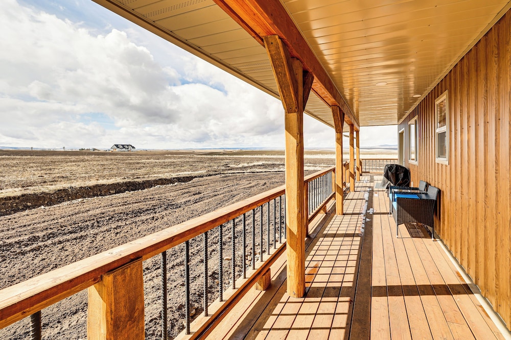 Wraparound Deck: Newly Built Home in Grangeville!