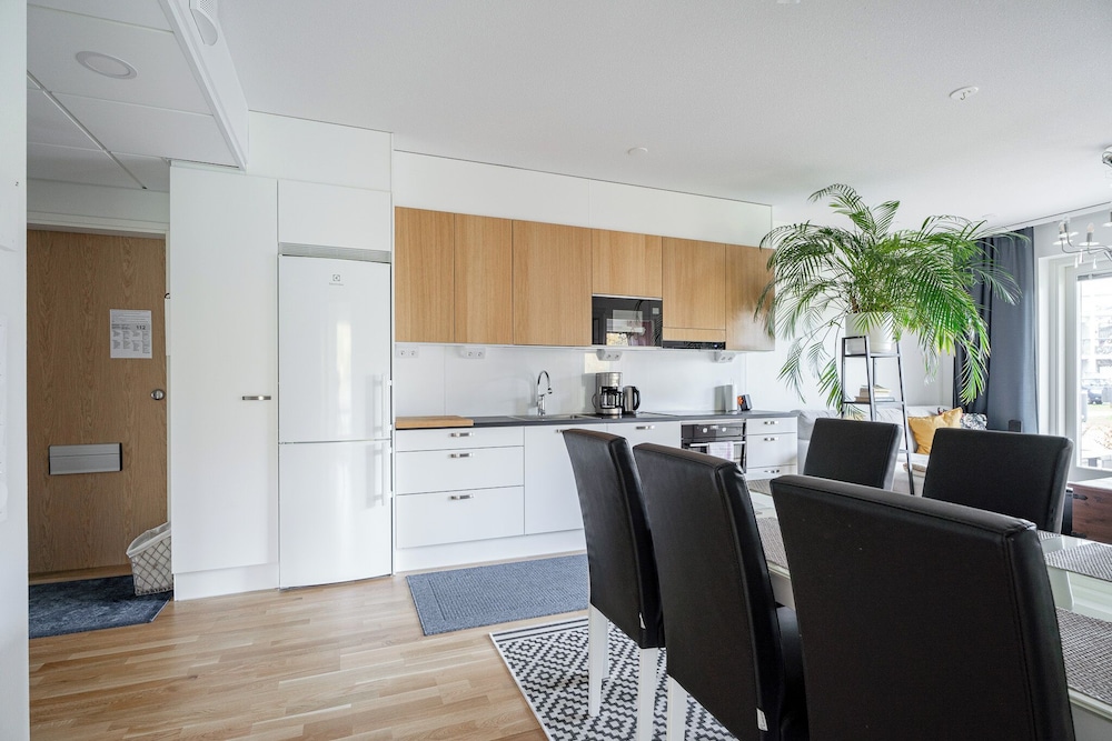 Modern 2BR Apt with Sauna & Free Parking view 5