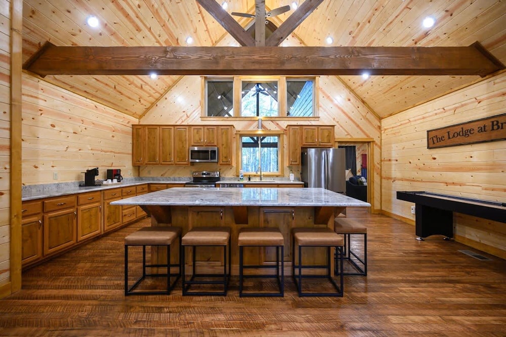 Massive Hochatown Lodge w spa Basketball More
