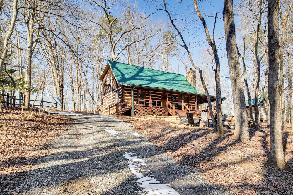 3 Mi to Dtwn Ellijay: Tree-lined Cabin w/ Deck!
