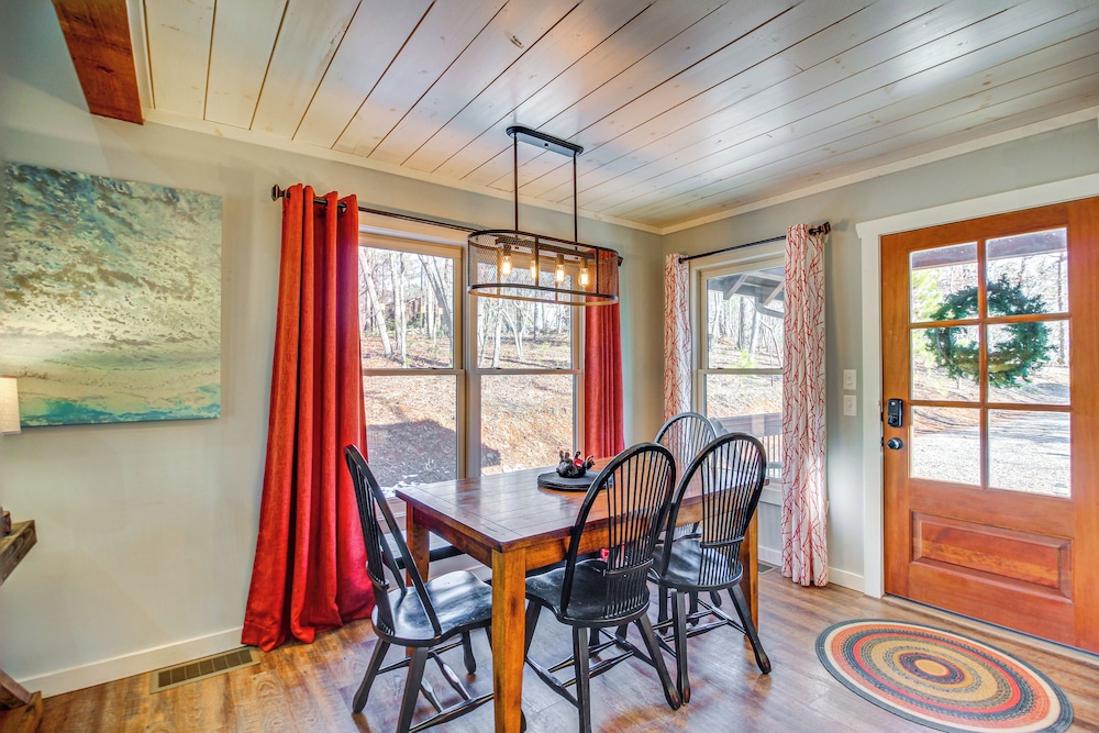 Hot Tub & Movie Room: Updated Cabin in Ellijay!