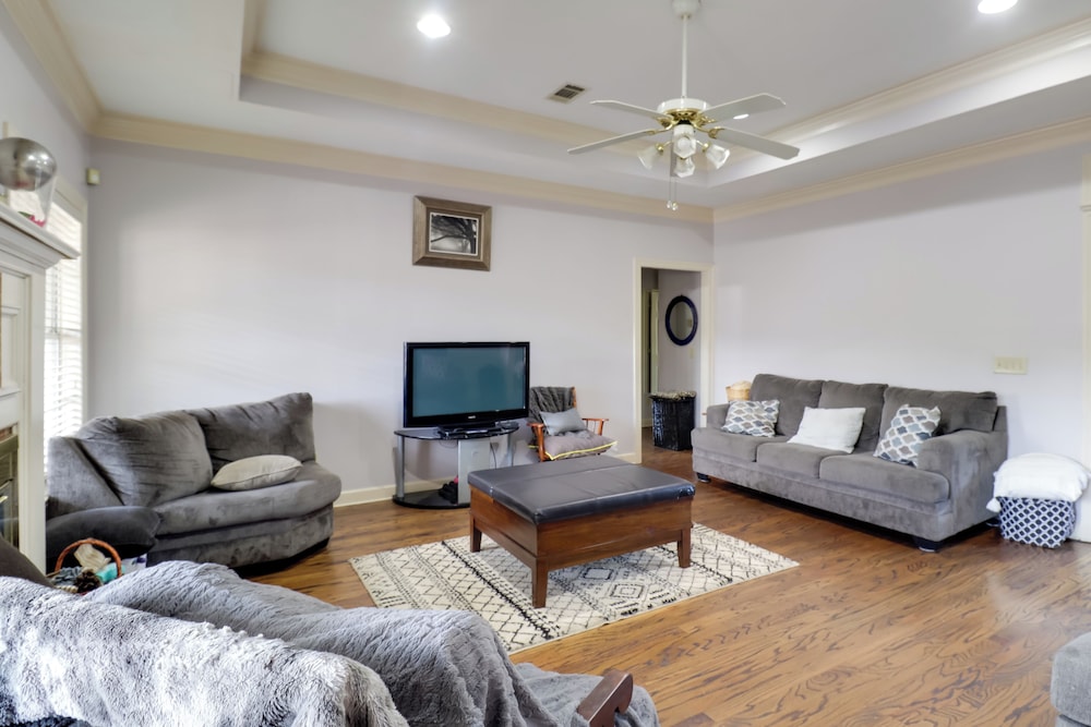 Spacious Suburban Home w/ Pool Access in Ridgeland
